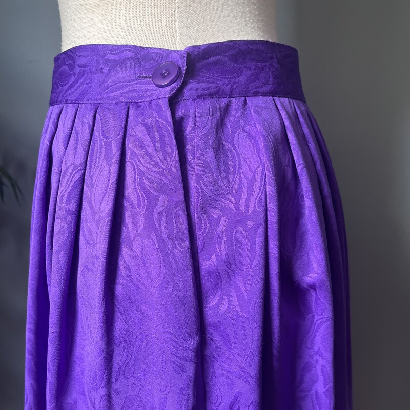 Vtg Melrose Pleated Satin, Purple, Size: 14<br />
A classic late 80s or early 90s power piece, this knife pleated skirt is done in a fairly purple paisley.<br />
Silky polyester<br />
The pleats go all the way around and the skirt closes with a pants style hook and eye with a pocket on that side.<br />
Unlined<br />
by Melrose Options<br />
Perfect condition.<br />
<br />
It's marked size 14 but I use measurements below<br />
Flat measurements:<br />
waist: 15.25<br />
Hip: up to 25.5<br />
Length: 34<br />
<br />
Thanks for looking.<br />
#63733