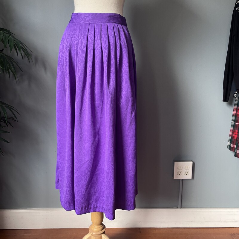 Vtg Melrose Pleated Satin, Purple, Size: 14<br />
A classic late 80s or early 90s power piece, this knife pleated skirt is done in a fairly purple paisley.<br />
Silky polyester<br />
The pleats go all the way around and the skirt closes with a pants style hook and eye with a pocket on that side.<br />
Unlined<br />
by Melrose Options<br />
Perfect condition.<br />
<br />
It's marked size 14 but I use measurements below<br />
Flat measurements:<br />
waist: 15.25<br />
Hip: up to 25.5<br />
Length: 34<br />
<br />
Thanks for looking.<br />
#63733