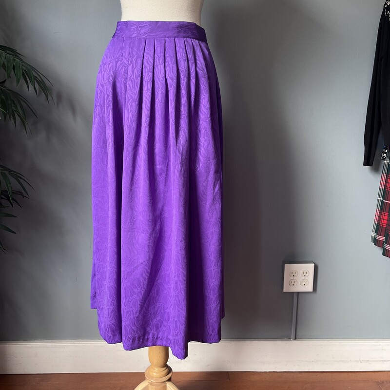 Vtg Melrose Pleated Satin, Purple, Size: 14
A classic late 80s or early 90s power piece, this knife pleated skirt is done in a fairly purple paisley.
Silky polyester
The pleats go all the way around and the skirt closes with a pants style hook and eye with a pocket on that side.
Unlined
by Melrose Options
Perfect condition.

It's marked size 14 but I use measurements below
Flat measurements:
waist: 15.25
Hip: up to 25.5
Length: 34

Thanks for looking.
#63733