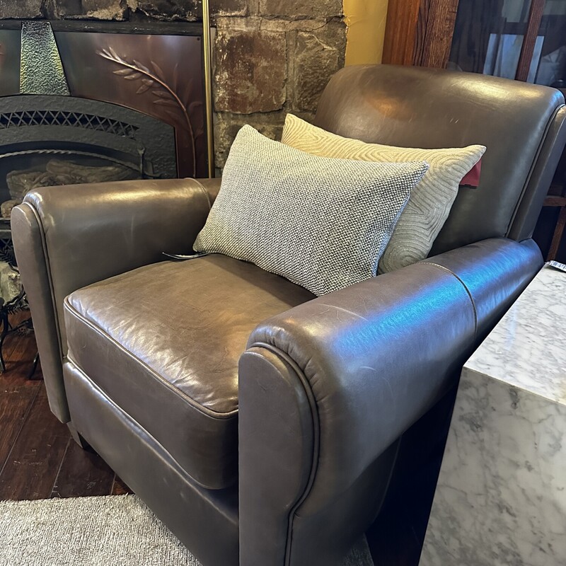 Universal Furniture Laguna Leather Club Chair In Mont Blanc Wolf<br />
<br />
 Size: 34Wx32Tx29