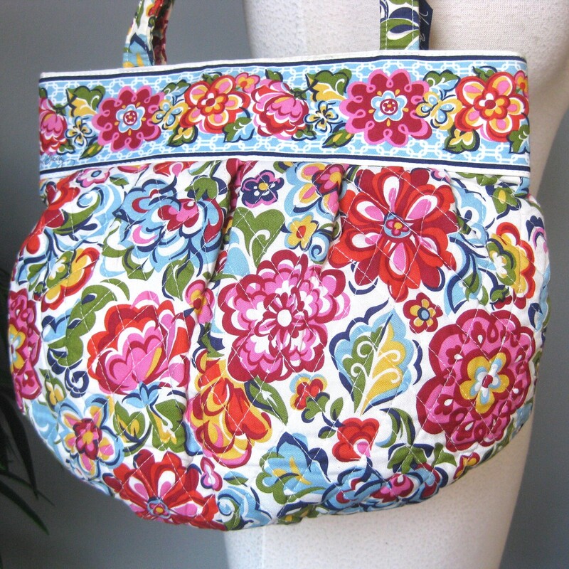 This roomy shoulder bag by Vera Bradley is from 2009, in the Hope Garden pattern.<br />
It has two handles and two pockets on the outside.<br />
Inside there are two zippered pockets and one slip pockets.<br />
<br />
13.5 x 11.5 x 6 (at the bottom)<br />
Handle Drop about 10<br />
<br />
thanks for looking!<br />
#65858