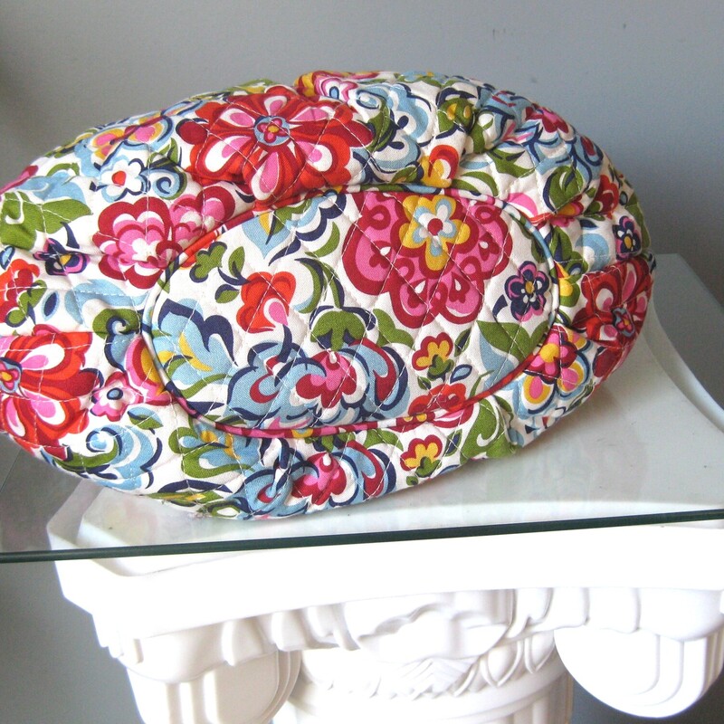This roomy shoulder bag by Vera Bradley is from 2009, in the Hope Garden pattern.<br />
It has two handles and two pockets on the outside.<br />
Inside there are two zippered pockets and one slip pockets.<br />
<br />
13.5 x 11.5 x 6 (at the bottom)<br />
Handle Drop about 10<br />
<br />
thanks for looking!<br />
#65858