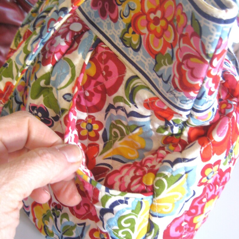 This roomy shoulder bag by Vera Bradley is from 2009, in the Hope Garden pattern.
It has two handles and two pockets on the outside.
Inside there are two zippered pockets and one slip pockets.

13.5 x 11.5 x 6 (at the bottom)
Handle Drop about 10

thanks for looking!
#65858