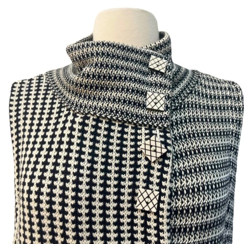 Habitat Button Vest<br />
Great Textured Diamond Pattern<br />
100% Cotton<br />
Colors: White and Black<br />
Size: M/L
