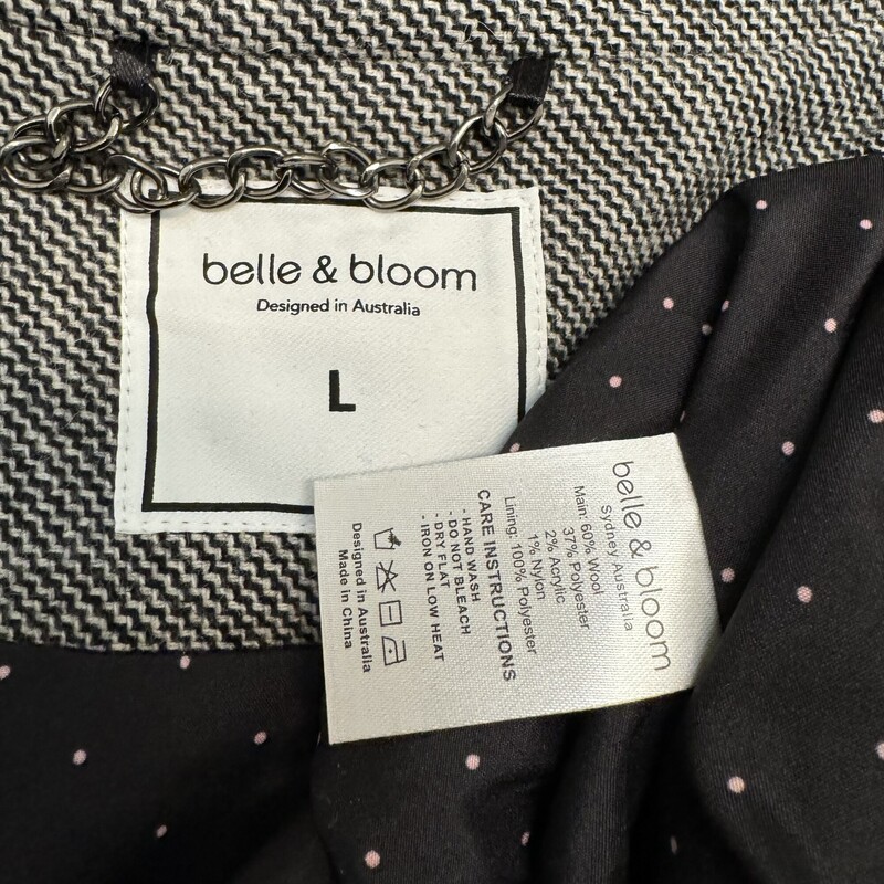 Belle & Bloom Wool Blend Jacket<br />
Polka Dot Lining<br />
Colors: Black and White<br />
Size: Large