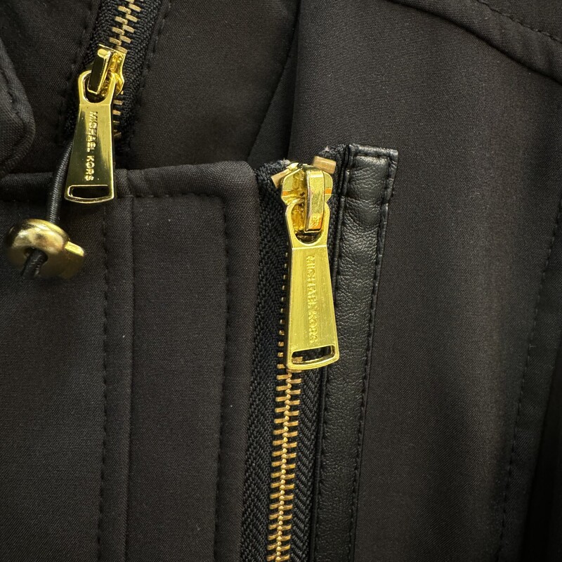 Michael Kors Assymetrical Zip Jacket
Fleece Faux Fur Lining for Coziness!
Hidden Hood
Belted waist
Water Resistant
Color: Black
Size: XL