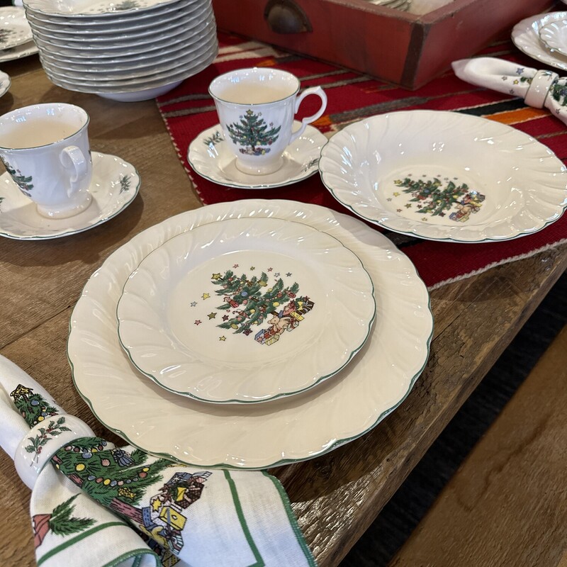 Nikko Happy Holidays - Service for Eight

Set Includes:
Dinner Plate
Bread Plate
Soup Bowl
Tea Cup and Saucer
Napkins
7 Napkin Rings