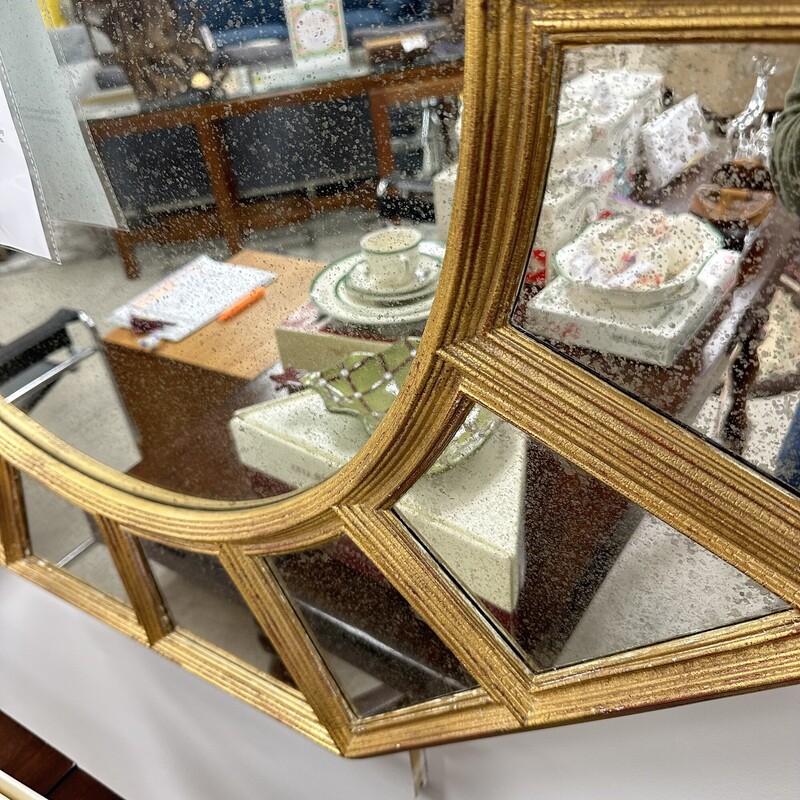 Hickory Chair `Perlini` Octagonal Mirror, Gold Gilt with Distressed-look Glass.
Size: 44in wide
Weight: HEAVY! 75lb
