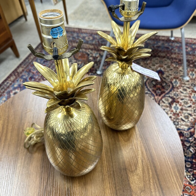 Two Vintage Pineapple Lamps, Brass. No lampshades inlcluded; sold together as a PAIR.<br />
Size: 15in H