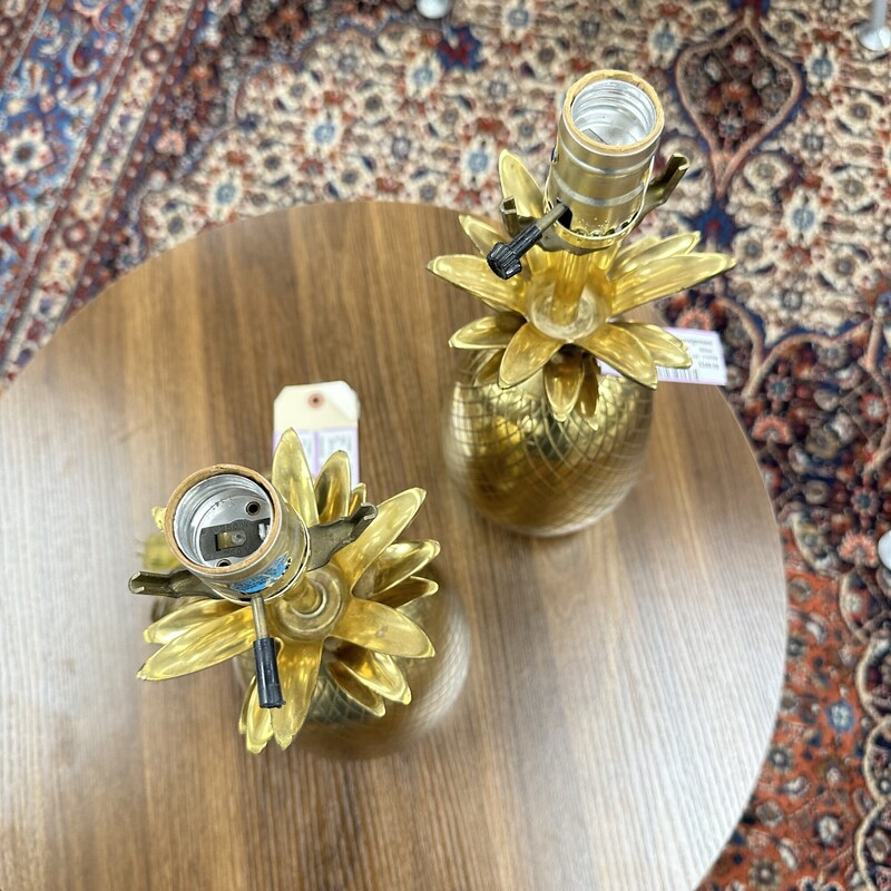 Two Vintage Pineapple Lamps, Brass. No lampshades inlcluded; sold together as a PAIR.
Size: 15in H
