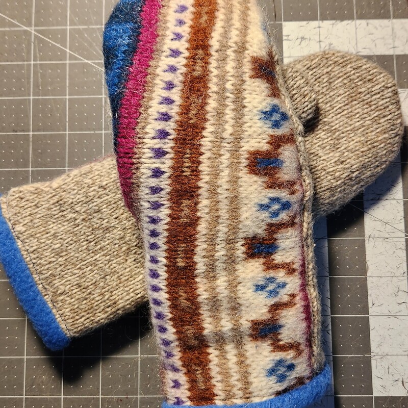 RECYCLED MITTENS, BLUE BAND, Size: MED
TWEED RIVER FARM MITTENS
MADE IN VERMONT FROM RECYCLED WOOL AND CASHMERE SWEATERS, MINK & SEAL VINTAGE COATS.
SOMETIMES DESIGNER SCARVES OR EMBELLISHED WITH A DESIGNER NOTION. PATCHES ARE FROM GARMENT BAGS I HAVE DECONSTRUCTED.
LINED WITH A NEW NON-PILL FLEECE
ONE OF A KIND
I DO GUARANTEE MY WORK 100%
MADE BY ME
TWEED RIVER FARM