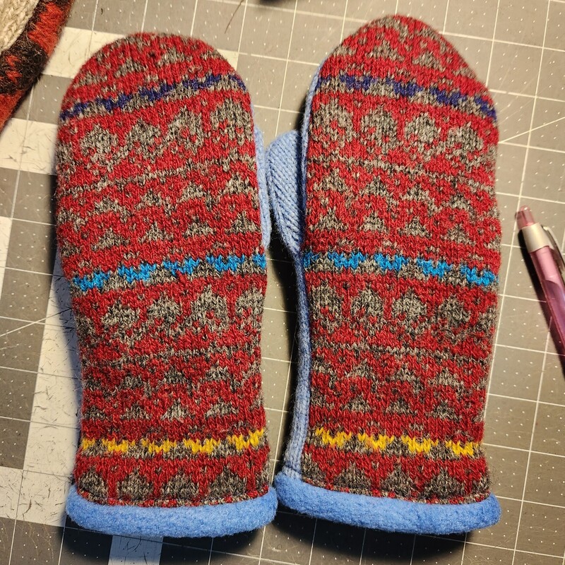 RECYCLED MITTENS, BLUE BAND, Size: SMALL
TWEED RIVER FARM MITTENS
MADE IN VERMONT FROM RECYCLED WOOL AND CASHMERE SWEATERS, MINK & SEAL VINTAGE COATS.
SOMETIMES DESIGNER SCARVES OR EMBELLISHED WITH A DESIGNER NOTION. PATCHES ARE FROM GARMENT BAGS I HAVE DECONSTRUCTED.
LINED WITH A NEW NON-PILL FLEECE
ONE OF A KIND
I DO GUARANTEE MY WORK 100%
MADE BY ME
TWEED RIVER FARM