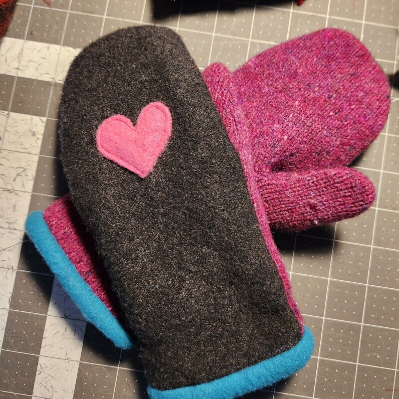 RECYCLED MITTENS, HEARTS, Size: SMALL
TWEED RIVER FARM MITTENS
MADE IN VERMONT FROM RECYCLED WOOL AND CASHMERE SWEATERS, MINK & SEAL VINTAGE COATS.
SOMETIMES DESIGNER SCARVES OR EMBELLISHED WITH A DESIGNER NOTION. PATCHES ARE FROM GARMENT BAGS I HAVE DECONSTRUCTED.
LINED WITH A NEW NON-PILL FLEECE
ONE OF A KIND
I DO GUARANTEE MY WORK 100%
MADE BY ME
TWEED RIVER FARM