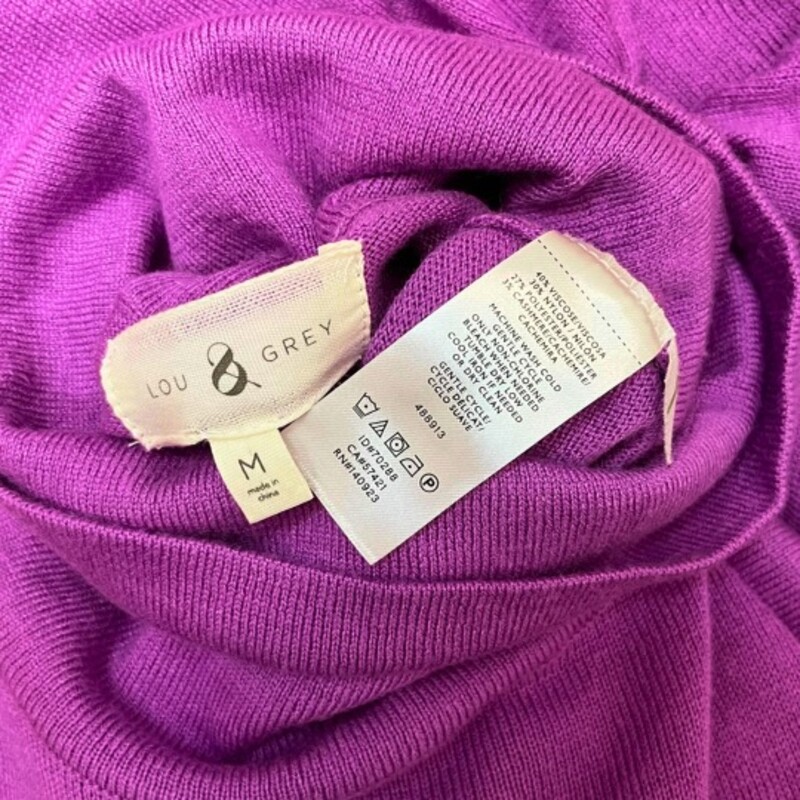 Lou & Grey Turtleneck Sweater<br />
Cashmere Blend<br />
Oversized<br />
Color: Lavender<br />
Size: Medium