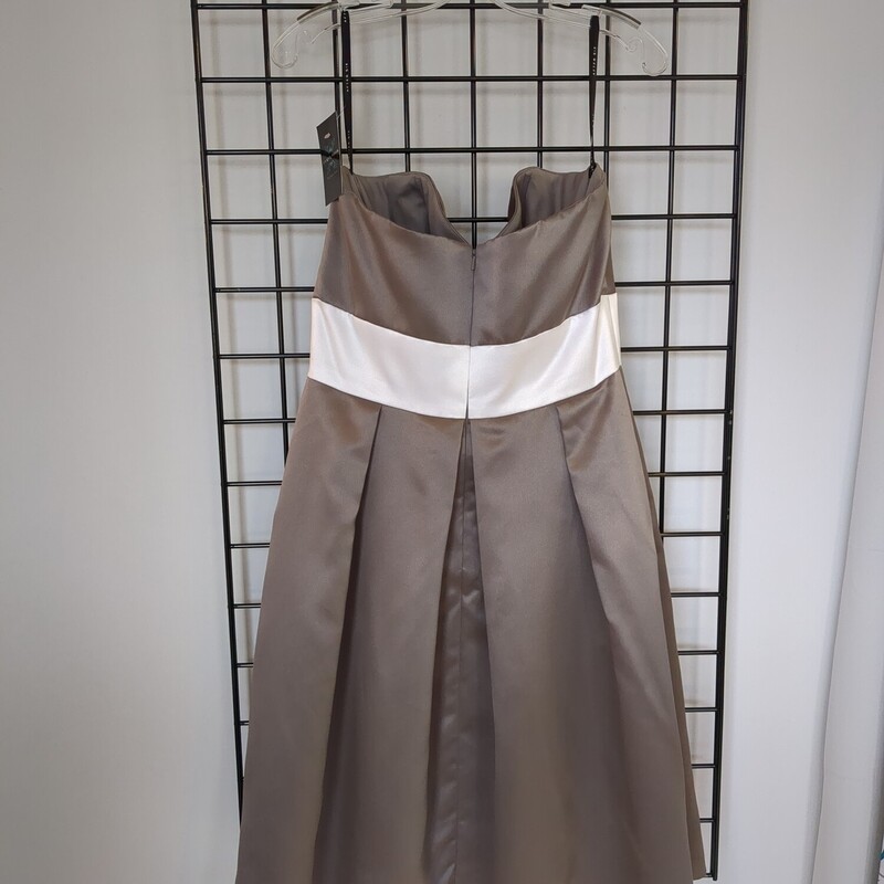 After Six Formal, Taupe, Size: 14
A-Line, Pockets, Boning in Lining