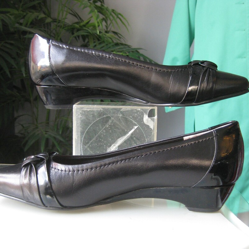 Ros Hommerson black shoes.<br />
Smart and sensible, black leather with patent leather accents.<br />
size 9.5<br />
These have a small wedge heel, round closed toes and skid proof outsole.<br />
Never Worn.<br />
Thanks for looking!<br />
#65852