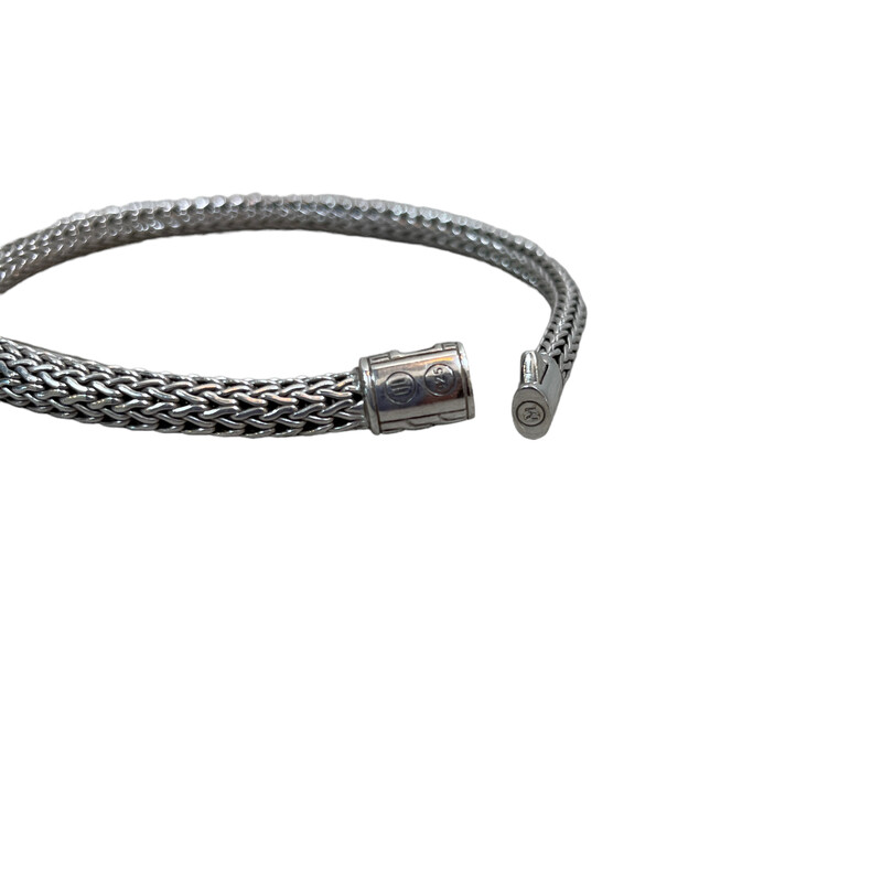 John Hardy Icon Blue Sapphire Bracelet<br />
6.5MM<br />
<br />
sterling silver<br />
blue sapphire<br />
<br />
CURRENT ONLINE<br />
retail: $995