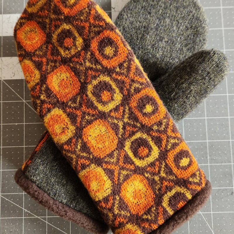 RECYCLED MITTENS, BROWN, Size: Medium
TWEED RIVER FARM MITTENS
MADE IN VERMONT FROM RECYCLED WOOL AND CASHMERE SWEATERS, MINK & SEAL VINTAGE COATS.
SOMETIMES DESIGNER SCARVES OR EMBELLISHED WITH A DESIGNER NOTION. PATCHES ARE FROM GARMENT BAGS I HAVE DECONSTRUCTED.
LINED WITH A NEW NON-PILL FLEECE
ONE OF A KIND
I DO GUARANTEE MY WORK 100%
MADE BY ME
TWEED RIVER FARM