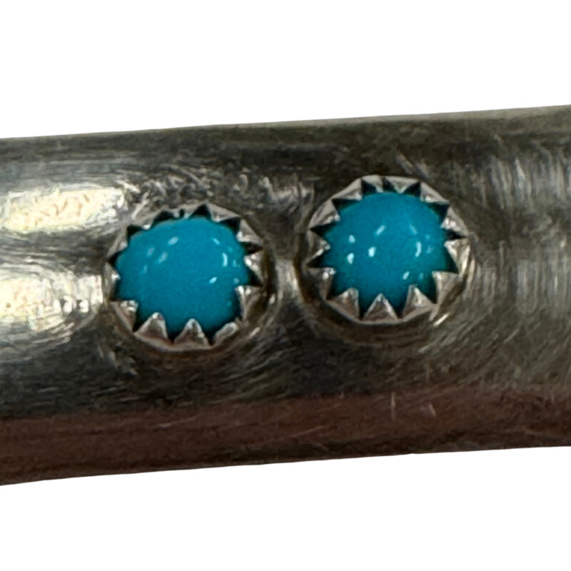 Vintage Native American Navajo Barrette
Early 1950s
Turquoise Cabochon Setting
The Barrette measures about
3 x 1/2.
Beautiful example of wearable, collectible Native American art to add to any jewelry collection!