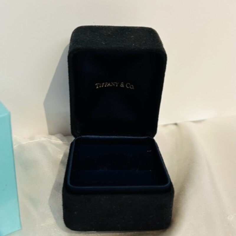Tiffany Ring Box<br />
Black Size: 2.5 x 2 x 3H<br />
Blue Tiffany box included