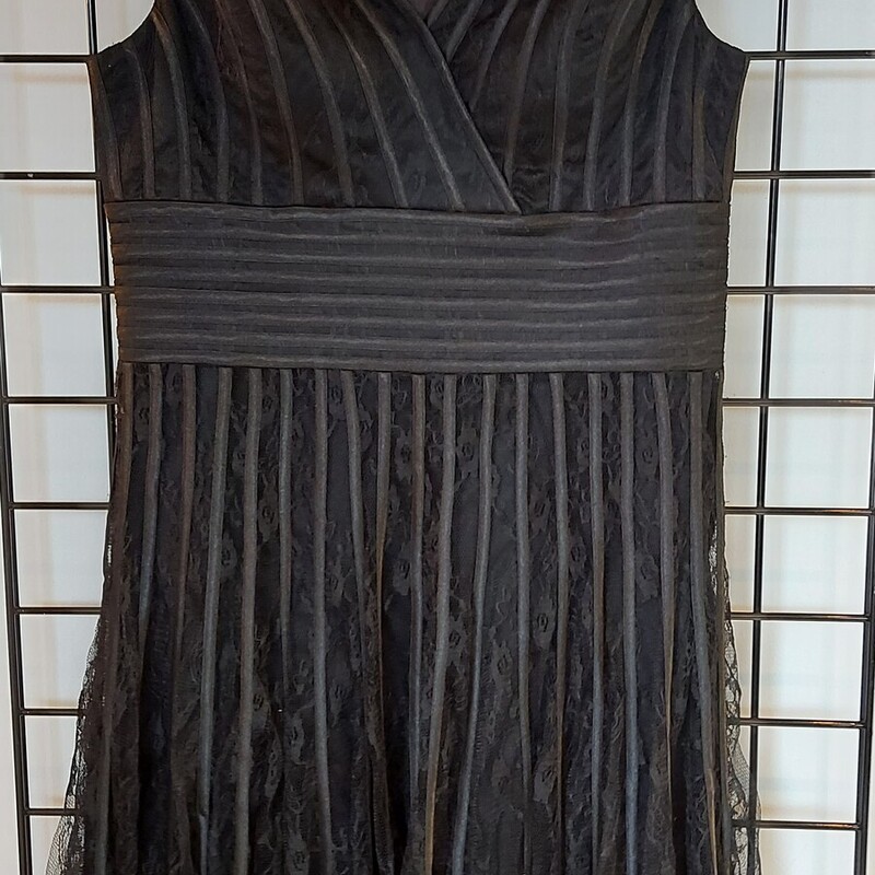 Papillon Dress, Black, Size: L
Previously loved