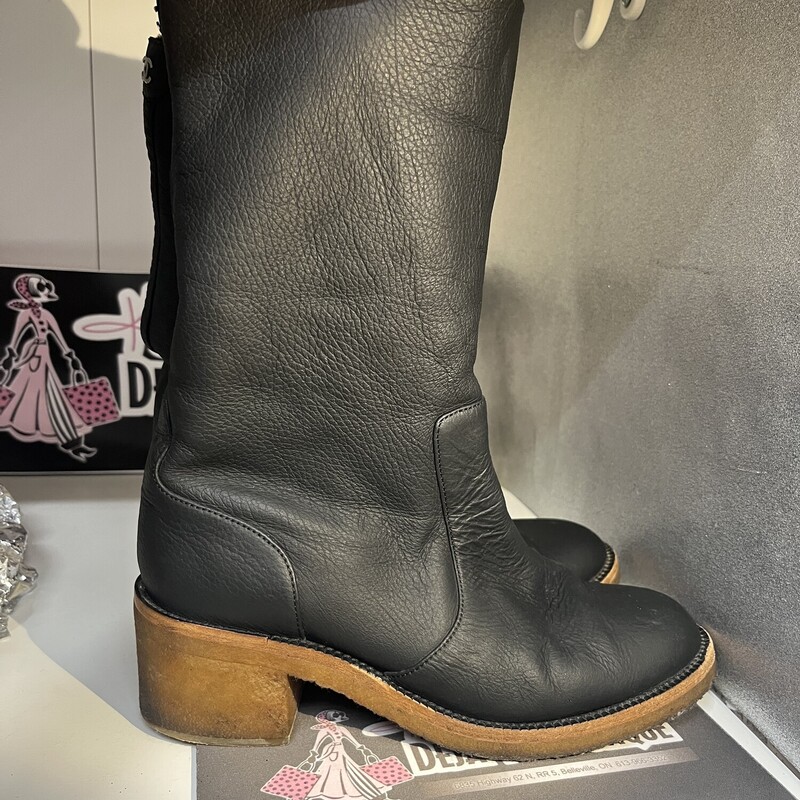 Amazing Shearling Leather Boots with shinny logo on back, in Excellent preloved condition Black, Size: 10