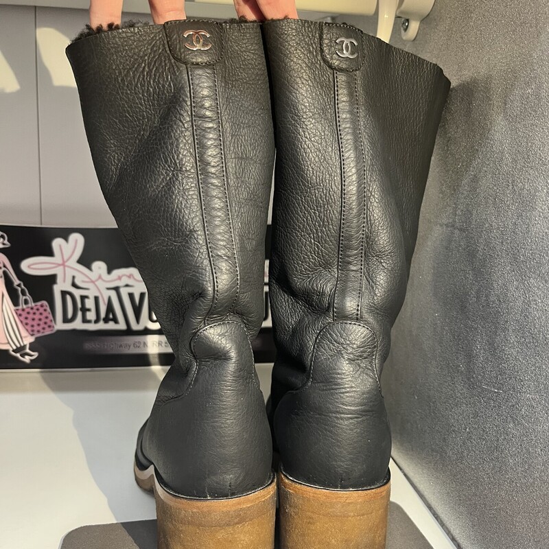 Amazing Shearling Leather Boots with shinny logo on back, in Excellent preloved condition Black, Size: 10