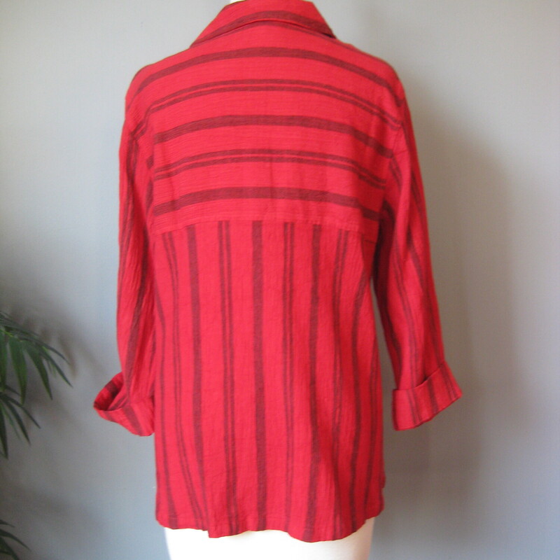 Nice casual shirt in red seersucker like fabric, cotton rayon linen blend, with a black stripe.
Flattering slant set pockets and nice square black buttons
Three quarter turned up sleeves
excellent, like new condition
made in the USA

flat measurements:
shoulder to shoulder: 16
armpit to armpit: 20
underarm sleeve seam: 13
width at hem: 23
length:  27

thanks for looking!
#59499