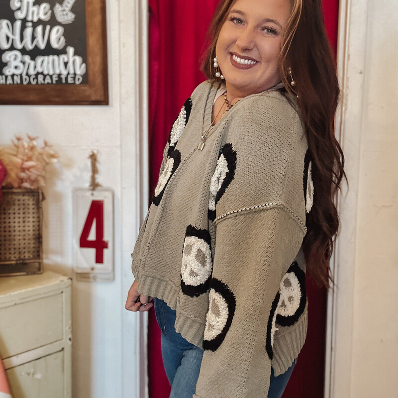 The cutest V neck sweater for your cooler weather wardrobe! Pair with some black jeans and booties, and you are sure to be in style!
Madison is wearing the Medium for reference!