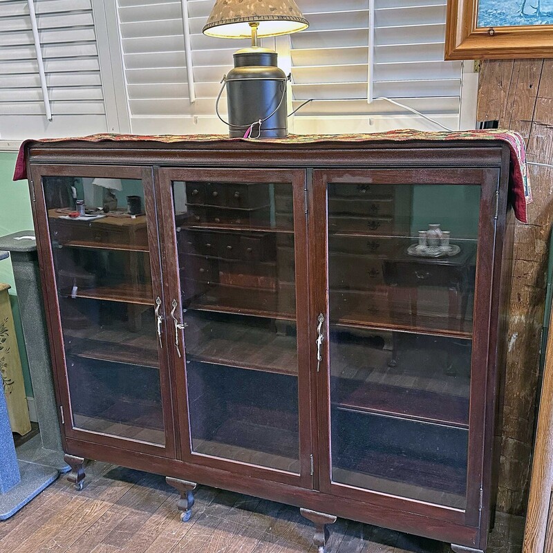Antique 3 Door Bookcase with 12 Shelves.
Item is on rollers and has a key for each door.
50 In Tall x 50 In Wide x 13 In Deep.