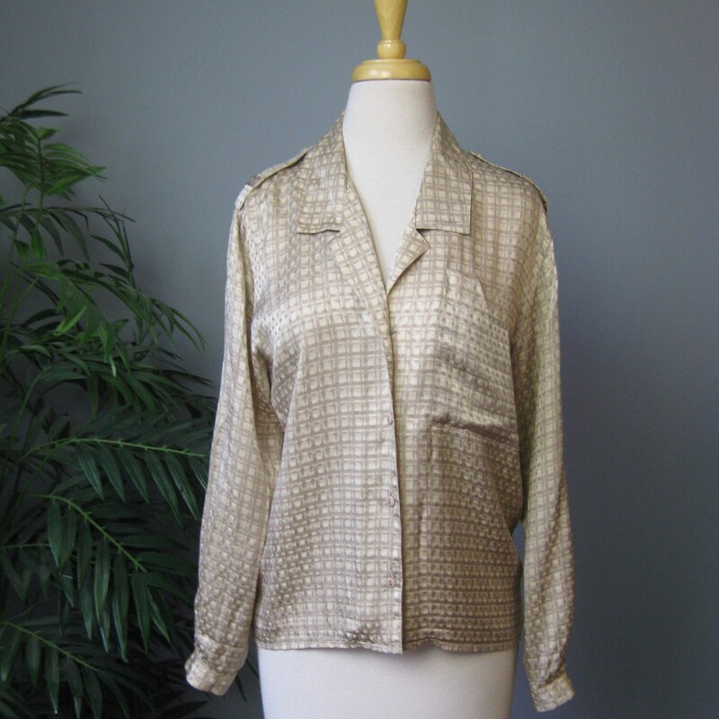 Beige abstract grid print silk blouse from Saks Fifth Avenue. Probably made in the mid 80s
The brand name on this blouse has a fascinating history, look up Irving Spitalnick to learn more.

The neat feature on this blouse are the epaulettes on the shoulders, otherwise its a simple mix and matchable high quality blouse.

Marked size 4
flat measurements:
shoulder to shoulder: 16.5
armpit to armpit: 19.5
length: 24.25
Underarm sleeve seam length: 17
Width at hem:  19

thanks for looking!
#63949