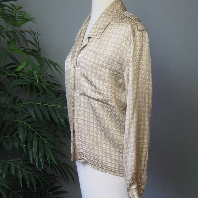 Beige abstract grid print silk blouse from Saks Fifth Avenue. Probably made in the mid 80s
The brand name on this blouse has a fascinating history, look up Irving Spitalnick to learn more.

The neat feature on this blouse are the epaulettes on the shoulders, otherwise its a simple mix and matchable high quality blouse.

Marked size 4
flat measurements:
shoulder to shoulder: 16.5
armpit to armpit: 19.5
length: 24.25
Underarm sleeve seam length: 17
Width at hem:  19

thanks for looking!
#63949
