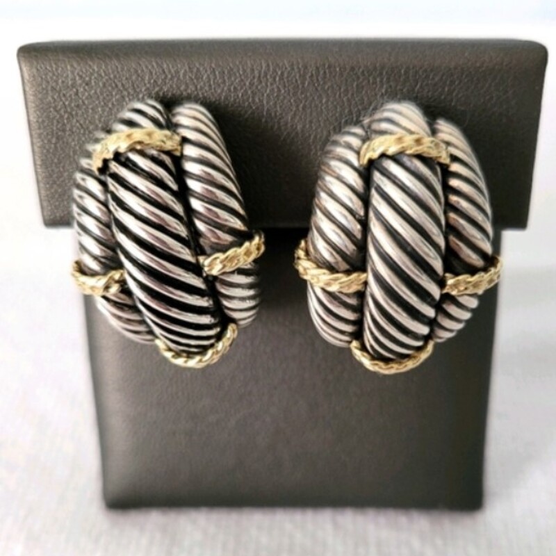 David Yurman14K Sterling Earrings
Silver Gold
Size: .77x1.2H
Sterling Silver triple cable 14K Gold accented earrings
Clip-on style