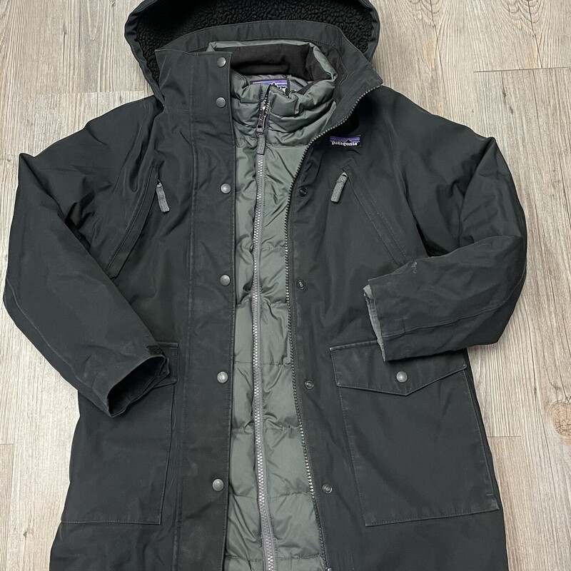 Patagonia Down 4in1 Jacket, Black, Size: 10Y<br />
<br />
In rainy, cold or blustery weather, this versatile jacket comes through. The H2No® Performance Standard 100% recycled polyester shell and insulated zip-out jacket can be worn together or separately. The zip-out jacket is reversible, making this a 4-in-1 jacket. Made in a Fair Trade Certified™ factory.