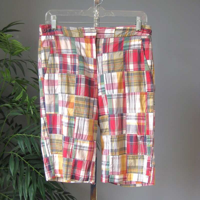 Larry L Plaid Bermuda, Red, Size: 6
Summery Bermuda shorts by Larry Levine.
Pieced cotton patchwork , not just a patchwork print.
Colors present are red and white with touches of yellow and gren
side and back pockets
adjustor tabs and buttons at the waist
marked size 6.  pls  use measurements below to be certain they'll fit you.
Panst sliding hook and eye and zipper fly
Excellent condition, no flaws
100% cotton made in Indonesia

Marked size 6
flat measurements:
waist: 15.5 can be made a bit smaller here using the side adjustor buttons and tabs
hip: 19
rise: 9.75 (mid rise)
inseam: 12.5
side seam

thanks for looking!
#61800