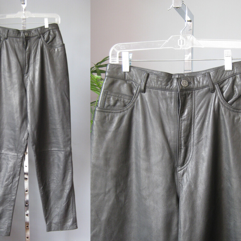 Vtg Sig. Olsen Leather, Black, Size: Vtg 10
High waisted and high quality leather jeans by
Sigrid Olsen

High quality soft leather,
Llined to the below the knee
Pockets in the font only
button and zip fly front

Black
Marked size 10 but please use the measurements below to determine if they will fit your body.
Here are the flat measurements. Please double where appropriate:

Waist: 15
Hip: 20.5
Rise: 13.75
Inseam: 30.5
Side seam: 43
Excellent condition!


Thanks for looking!
#44709