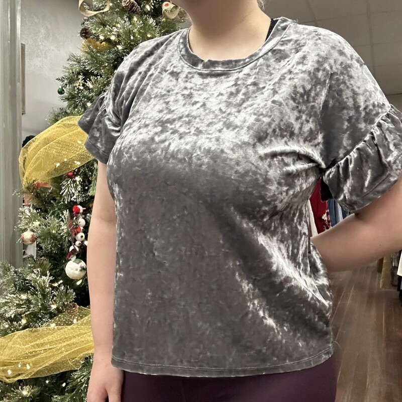 this is by far one of my favorite tops!!!<br />
A velvety smoky gray feel<br />
cute ruffle sleeves<br />
<br />
Altard State, Gray, Size: M