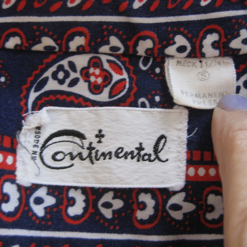 Vtg Continental Bttndwn, RWB, Size: Small
Paisley print shirt by 'continental' in red white and blue vertical bands.
It doesn't have a fabric ID tag but I believe it is cotton
Slim fit and cool pointy collar.

Flat Measurements please double where appropriate:
Shoulder to shoulder: 15.75
Armpit to Armpit: 21.25
waist area: 18.5
length: 25.75
width at hem: 20.25
Underarm sleeve seam: 19.75
Shoulder to cuff: 23.75

excellent condition!

Thanks for looking.
#63548
