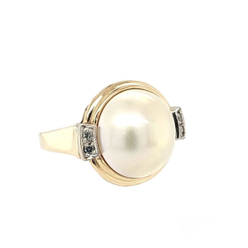 Classic Mabe Pearl RIng<br />
Featuring 4 Accent Diamonds<br />
14 Karat Yellow Gold