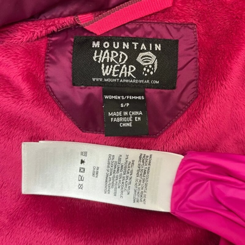 Mountain Hardwear Hooded Puffer Jacket<br />
Removable Faux-Fur Trim and Hood<br />
Fleece Lined with Inside Pocket<br />
Cinched Waist<br />
Berry<br />
Size: Small
