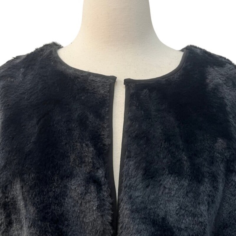 LuLaRoe Elegant Jacket<br />
Faux Fur<br />
Black<br />
Size: X-Large