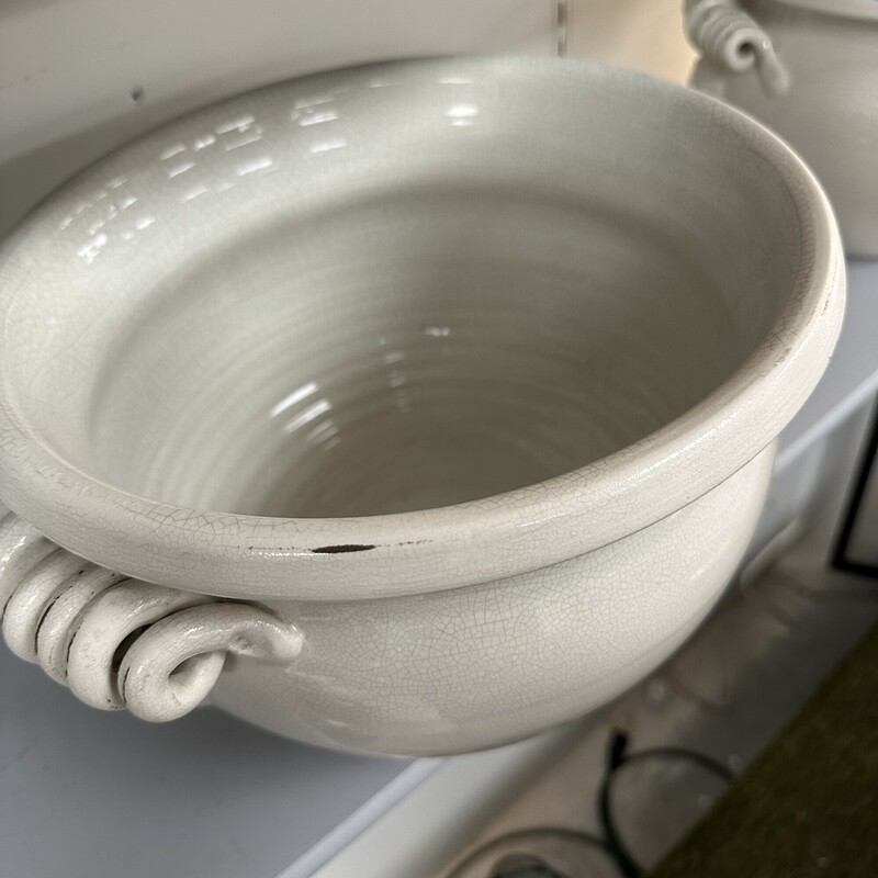Large White Cache Pot, Made in Italy<br />
Size: 8x9.5
