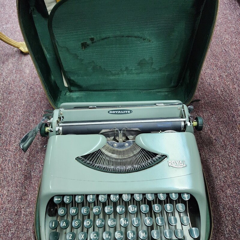 Royalite Typewriter, Green, Size: Portable<br />
with original case, manual & extras