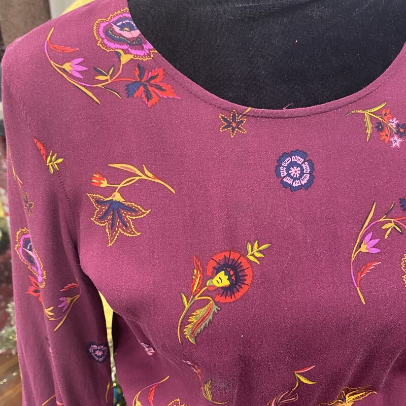 this floral beauty would be fun with some boots!!!<br />
elastic gathered waist<br />
sleeves gathered & elastic<br />
<br />
Old Navy, Purple, Size: M