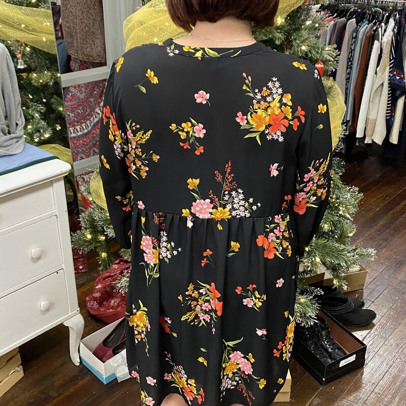 this dress is such a fun one!!!<br />
v neck, flowy, lined with a black tank cami slip underneath<br />
floral pattern<br />
button sleeves, gathered in to add a flattering look<br />
<br />
Old Navy, Black, Size: Xl