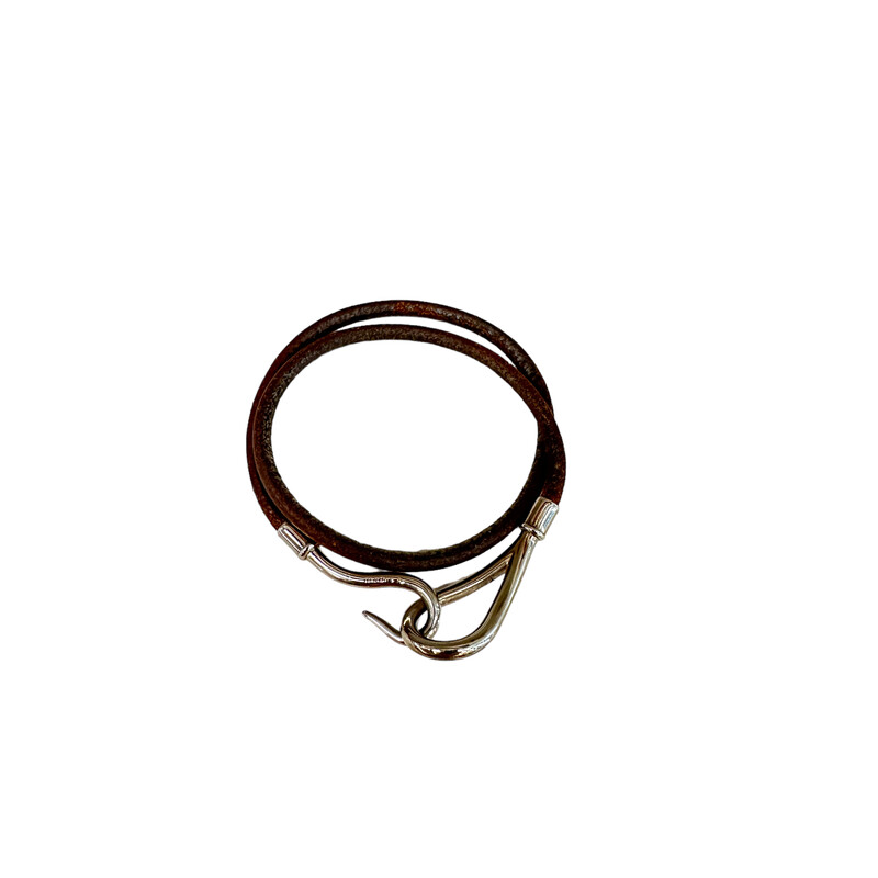 Hermes Jumbo Hook Double Tour Bracelet

Made of natural brown bridle with a silver hook on one end, and a closed silver loop on the other end.

Dimensions: 12.5 inches in length, plus closure hardware.

Comes with the original box.