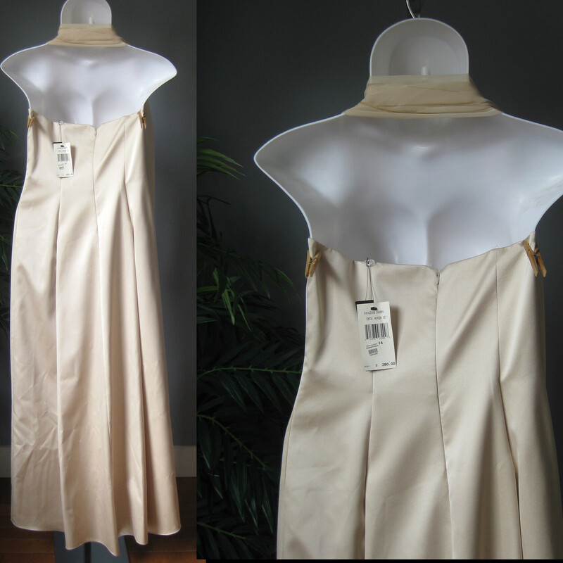 An elegant gown by Allen Schwartz from the y2k era but will never look dated.
Completely simple strapless, fitted on top and gradually getting fuller at it travels the floor.
Deep soft pleats in the back
The hem is a little longer in the back of the dress than the front creating a tiny train effect.
The dress is strapless and fully lined.
Boned
come with a matching chiffon scarf
The fabric flower can be removed if desired.
Made in the USA
Marked size 14
Here are the flat measurements please double where appropriate:
armpit to armpit: 19 bodice is boned and shaped at the bust
waist: 17.5
hip: up to 23
Length from cetner of bodice to hem: 58 two inches longer in the back.

Thank you for looking!
#3669
