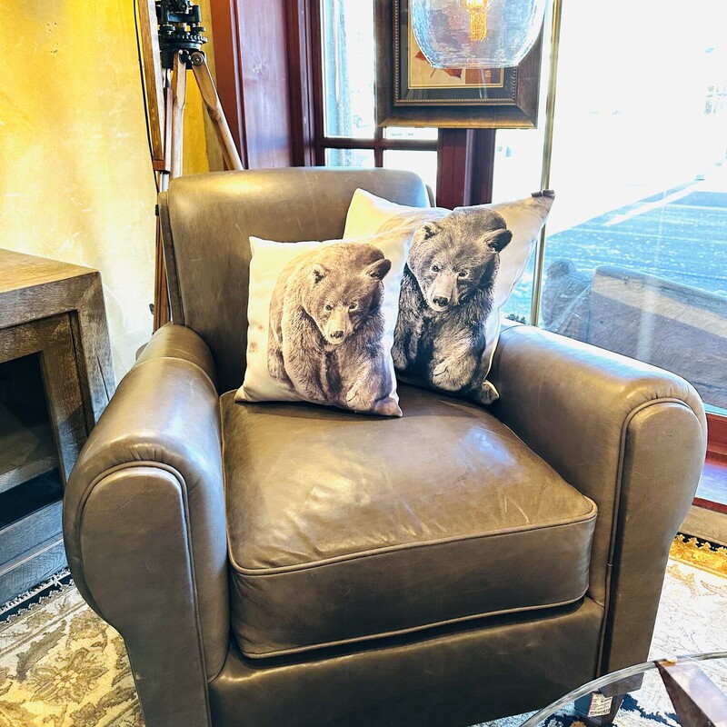 Universal Furniture Laguna Leather Club Chair In Mont Blanc Wolf

 Size: 34Wx32Tx29