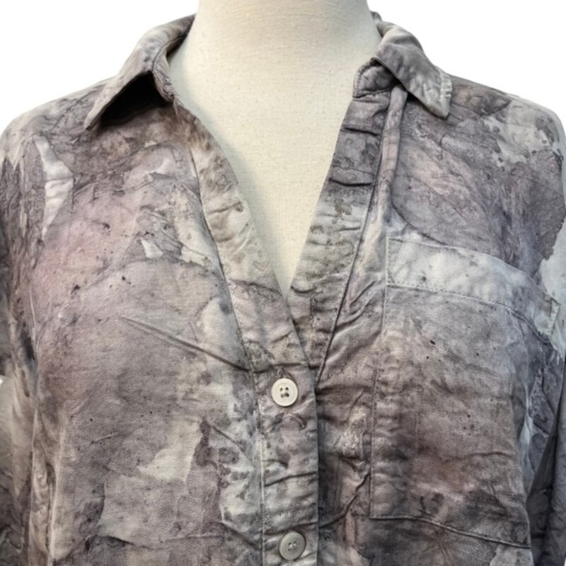 Knox Rose Tencel Shirt<br />
Leaf Print Design<br />
Colors: Lilac and Cream<br />
Size: Small