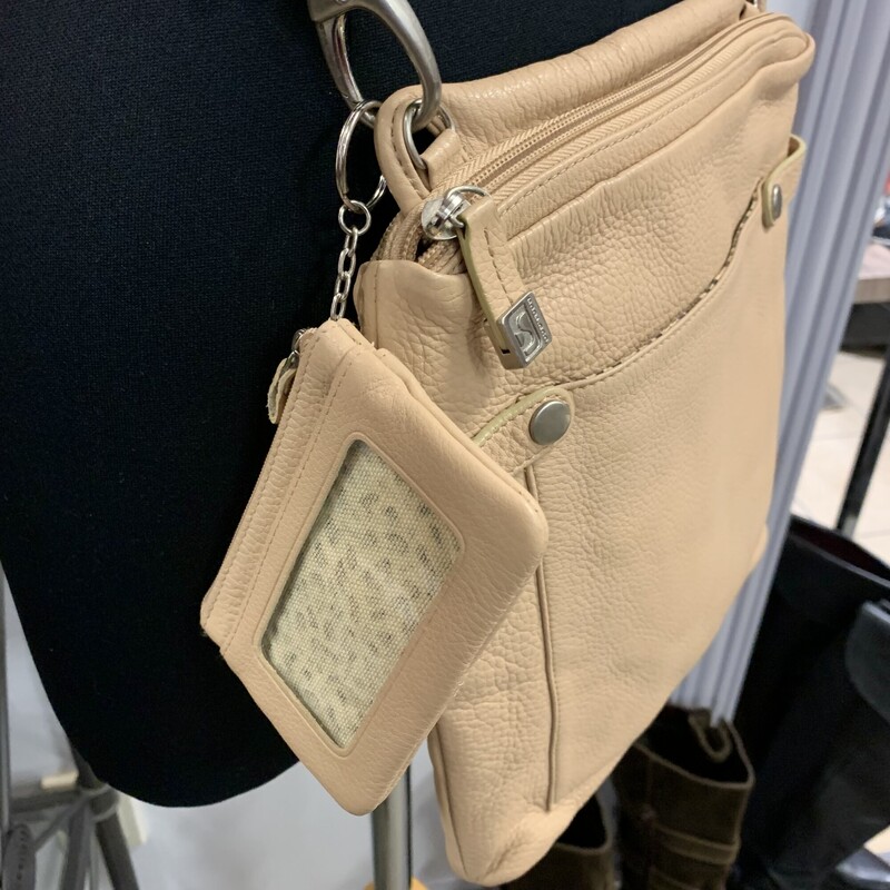 Soprano Crossbody,<br />
Colour: Tan,<br />
Size: Medium,<br />
As new - comes with dust bag,<br />
Practical bag with outside slot and two zippered main comaprtments,<br />
Adjustabel and wide strap for comfortable wear,